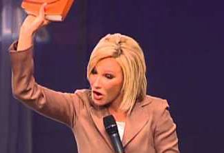 Paula White: ‘Trump kreeg Bijbel van Graham’