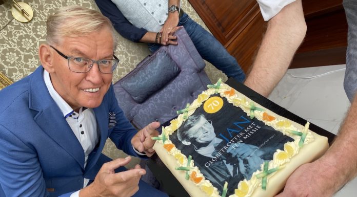 Jan van den Bosch ontvangt eerste exemplaar biografie